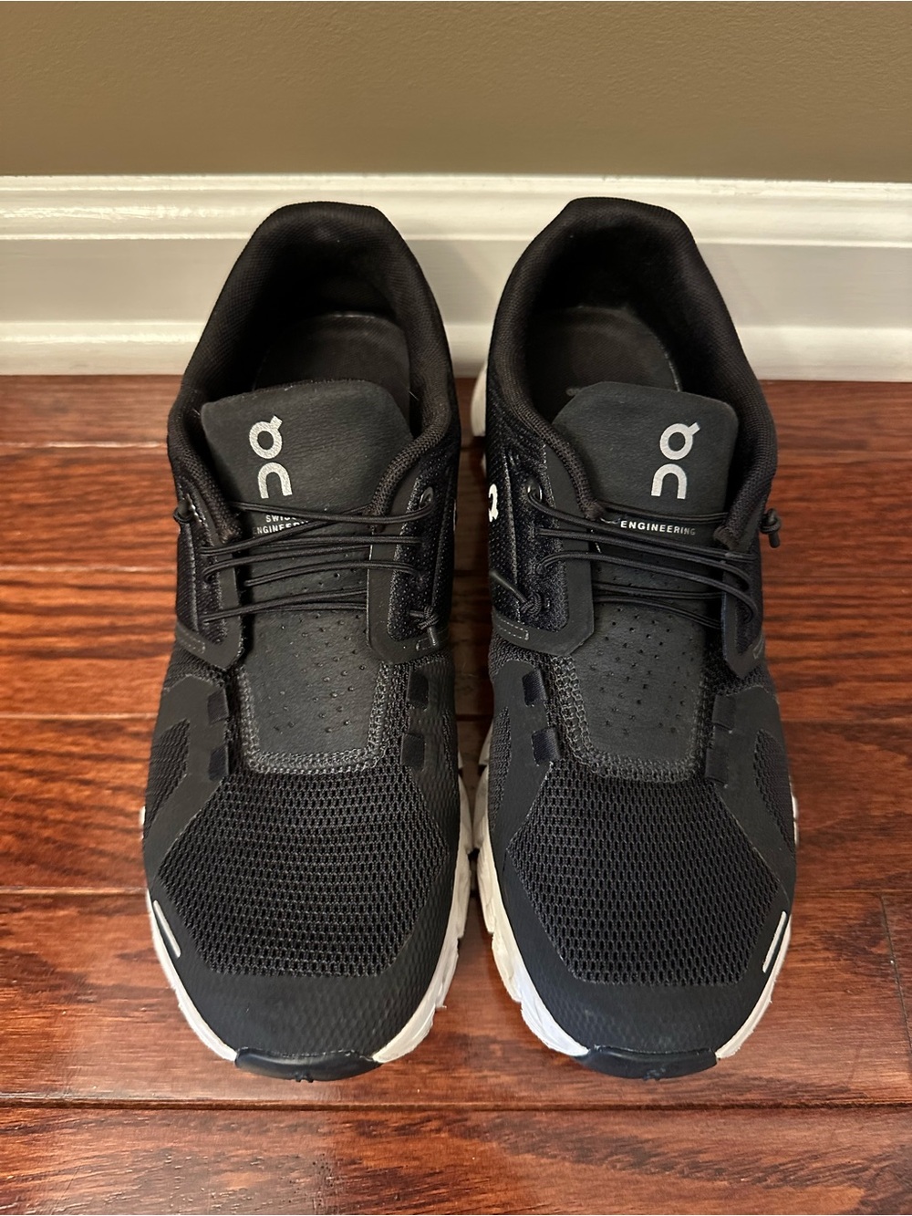 On Cloud 5 women’s Black Athletic Cloud-Style Running Shoes size 8